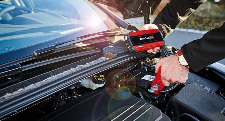 jump starter from einhell in use